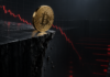 Glassnode warnt: Unter 71.300 US-Dollar wird es für Bitcoin gefährlich Goldene Bitcoin-Münze am Rand einer abbrechenden Handelsplattform vor einem fallenden roten Kurschart