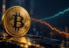 Bitcoin-Münze vor zwei gegenläufigen Kurslinien als Symbol für mögliche Korrektur oder weiteren Anstieg