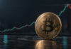 Bitcoin-Münze vor einem Kurschart, der nach einer starken Rallye einen Rücksetzer zeigt