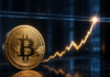 Ist die Bitcoin-Rally nachhaltig? Diese Marke entscheidet über die Trendwende Goldene Bitcoin-Münze vor einem steigenden Kurschart, der auf eine Widerstandslinie trifft