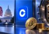 Bitcoin-Reserve der USA: Coinbase in Abstimmung mit Behörden Goldene Bitcoin-Münzen vor einem geöffneten Tresor mit prominentem Coinbase-Logo, unscharfer US-Flagge und Kapitol im Hintergrund als Symbol für die strategische Bitcoin-Reserve der USA.