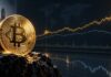 Goldene Bitcoin-Münze vor einem Finanzchart, in dem sich Bitcoin deutlich von einer schwächeren Aktienmarkt-Linie abkoppelt und stark nach oben ausbricht.