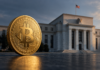 Goldene Bitcoin-Münze vor dem Gebäude der US-Notenbank mit amerikanischer Flagge.