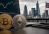 Größte britische Investmentplattform startet Bitcoin und ETH-Handel für Millionen Kunden Bitcoin- und Ethereum-Münzen vor einem Laptop mit Krypto-Kurschart und Londoner Skyline im Hintergrund