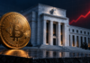 Goldene Bitcoin-Münze vor der US-Notenbank mit rotem Pfeil für steigende Zinsen