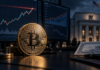 Bitcoin vor einer Kursgrafik am Widerstand sowie dem Gebäude der US-Notenbank