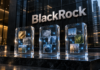 BlackRock verbündet sich mit diesem Krypto-Projekt: 3 neue Token starten BlackRock-Schriftzug hinter drei symbolisch dargestellten tokenisierten Anlageportfolios von Ondo Finance