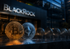 Bitcoin und Ethereum vor einer BlackRock-Fassade als Symbol für mögliche weitere Krypto-ETFs