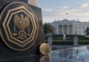 CFTC-Symbol und Bitcoin vor dem Weißen Haus als Darstellung der neuen US-Krypto-Regulierung