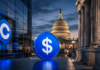 CLARITY Act: Coinbase erhöht Druck auf US-Banken vor Senatsvotum Coinbase-Logo und Stablecoin vor dem US-Kapitol zum Streit über den CLARITY Act