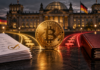 Bitcoin-Münze vor dem Reichstag neben Petitionsunterlagen und einem Steuerordner