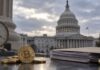Bitcoin-Münzen und Aktenmappe vor dem US-Kapitol als Symbolbild für den gescheiterten CLARITY Act und die Krypto-Regulierung in den USA