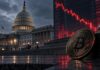 BREAKING: Clarity Act scheitert im US-Senat – Bitcoin fällt Bitcoin vor dem US-Kapitol mit fallendem roten Kurschart nach dem Scheitern des CLARITY Act im US-Senat