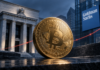 Bitcoin-Bullrun erst in 2027? Goldman Sachs rechnet mit weiterer Zinserhöhung Goldene Bitcoin-Münze vor der US-Notenbank und dem Goldman-Sachs-Logo mit steigender Zinskurve