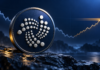 IOTA vor 42-Prozent-Rallye? Diese Kursmarken werden jetzt wichtig IOTA-Logo auf einer dunkelblauen Münze vor einer symbolischen Kurslinie, die nach einem Rückgang bis an einen Widerstand steigt.