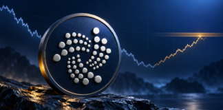 IOTA vor 42-Prozent-Rallye? Diese Kursmarken werden jetzt wichtig IOTA-Logo auf einer dunkelblauen Münze vor einer symbolischen Kurslinie, die nach einem Rückgang bis an einen Widerstand steigt.