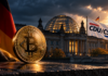 Bitcoin-Münze vor dem Deutschen Bundestag zur Debatte über die Krypto-Haltefrist