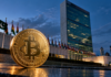 Bitcoin bei der UN: Pakistan hält an Reserveplänen fest Bitcoin-Münze vor dem UN-Hauptquartier in New York, daneben die pakistanische Flagge