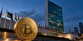 Bitcoin bei der UN: Pakistan hält an Reserveplänen fest Bitcoin-Münze vor dem UN-Hauptquartier in New York, daneben die pakistanische Flagge