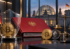 Bundesfinanzminister Lars Klingbeil mit Bitcoin, Ethereum und einem symbolischen Krypto-Steuerentwurf vor dem Reichstag