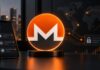 Revolut-Hacker fordern 6.000 Monero nach Datendiebstahl Illustration eines leuchtenden Monero-Logos auf einem Schreibtisch neben einem Smartphone, umgeben von digitalen Datenströmen vor dunklem Finanzhintergrund.