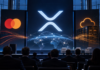 XRP-Logo auf einer Konferenzbühne mit Symbolen für Mastercard und Amazon Web Services