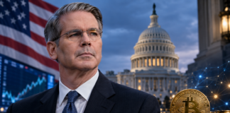 CLARITY Act: Bessent, Coinbase und Ripple bündeln Kräfte vor Abstimmung US-Finanzminister Scott Bessent vor dem US-Kapitol mit Bitcoin vor der Abstimmung über den CLARITY Act