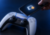 PlayStation-Controller neben einem Smartphone mit Wallet- und Bitcoin-Symbol.