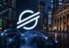Prominentes Stellar-Logo vor einer US-Bank, Trading-Bildschirmen und einer digitalen Weltkarte mit Zahlungsströmen als Symbol für globale Stablecoin-Transaktionen