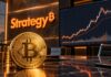 BREAKING: Strategy kauft 1.666 Bitcoin – Gesamtbestand erreicht 847.666 BTC "Bitcoin-Münze vor Strategy-Logo und Kurschart in einem modernen Handelsumfeld