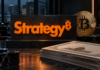 Strategy-Logo neben Bitcoin und US-Kapital als Symbol für den STRC-Rückkauf