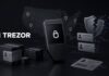 Trezor Hardware Wallet vor einer US-Karte mit Versandpaketen und Datenleck-Symbolen.