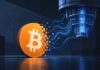 Universität entwickelt Quantenschutz für Bitcoin Lightning Netzwerk Illustration eines großen Bitcoin-Symbols in Orange, das von einem blau leuchtenden Quantencomputer digital angegriffen wird, als Sinnbild für die Bedrohung des Lightning-Netzwerks durch Quantenangriffe.