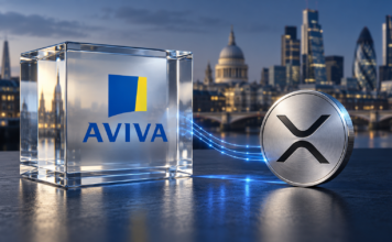 Glasblock mit Aviva-Logo neben einem silbernen XRP-Symbol vor der Londoner Skyline.