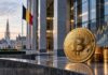 Zweitgrößte Bank Belgiens erhöht indirektes Bitcoin-Exposure Bitcoin-Münze vor moderner Bankenkulisse in Brüssel mit belgischer Flagge und Börsenchart im Hintergrund
