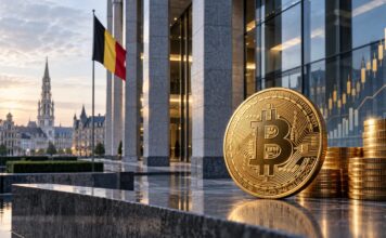 Zweitgrößte Bank Belgiens erhöht indirektes Bitcoin-Exposure Bitcoin-Münze vor moderner Bankenkulisse in Brüssel mit belgischer Flagge und Börsenchart im Hintergrund