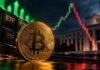 Bitcoin vor US-Flaggen und Börsenchart: Trotz starker Zuflüsse in US-Spot-Bitcoin-ETFs fällt der BTC-Kurs nach einem kurzen Anstieg wieder zurück.
