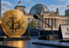 Krypto-Haltefrist: Finanzministerium gerät in akute Erklärungsnot Bitcoin-Münze, Mikrofon und Kalender mit „1 Jahr“ vor dem Reichstagsgebäude.