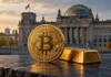 Krypto-Haltefrist: CDU-Mann Bareiß macht Anlegern Hoffnung – Kein Anlass für Änderung Goldene Bitcoin-Münze neben einem Goldbarren vor dem Reichstagsgebäude in Berlin.