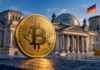 Goldene Bitcoin-Münze vor dem Reichstagsgebäude mit deutscher Flagge als Symbol für die Debatte um die Krypto-Haltefrist.