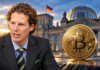 Olav Gutting neben einer goldenen Bitcoin-Münze vor dem Reichstagsgebäude.