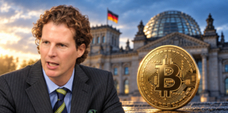 Krypto-Haltefrist: CDU-Finanzpolitiker stellt sich gegen Klingbeils Steuerpläne Olav Gutting neben einer goldenen Bitcoin-Münze vor dem Reichstagsgebäude.