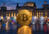 Haltefrist-Pläne stocken und die indische Polizei setzt auf Cardano: Wochenrückblick Goldene Bitcoin-Münze neben Ethereum, XRP, Solana, Cardano, IOTA und Monero vor dem Reichstagsgebäude.