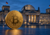Bitcoin-Steuerfreiheit bleibt: Union setzt sich im Bundestag gegen Grüne und Linke durch Goldene Bitcoin-Münze vor dem Reichstagsgebäude in Berlin bei Abendlicht.