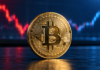 Bitcoin-Kurs am Scheideweg: 79.000 oder 90.000 USD als nächstes Ziel? Goldene Bitcoin-Münze vor einem unscharfen Kursverlauf mit Rücksetzer und anschließender Erholung.