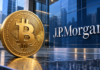 Goldene Bitcoin-Münze vor einer blauen Glasfassade mit J.P.-Morgan-Schriftzug.
