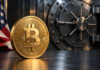 Goldene Bitcoin-Münze vor einer Stahltresortür mit US-Flagge im Hintergrund.