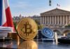 Goldene Bitcoin-Münze und Stablecoin vor dem französischen Parlament in Paris als Symbol für die geplante Besteuerung von Krypto-Swaps mit 31,4 Prozent ab 2027.