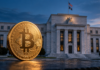 Diese Termine werden für Bitcoin und Krypto wichtig Goldene Bitcoin-Münze vor dem Gebäude der US-Notenbank Federal Reserve im Abendlicht.