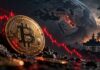 Bitcoin-Münze vor fallendem Kurschart und Weltkarte des Nahen Ostens – geopolitische Spannungen belasten den Kryptomarkt